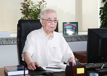 張存浩院士榮獲2013年(nian)度國(guo)傢(jia)最高(gao)科(ke)學(xué)技(ji)術(shù)獎